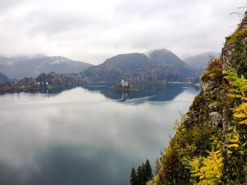 Photo overlooking a lake with a small island on it