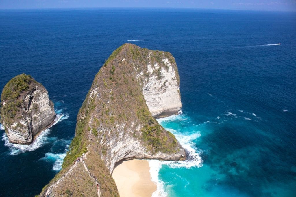 Photo overlooking Kelingking beach with the turquoise blue waters.