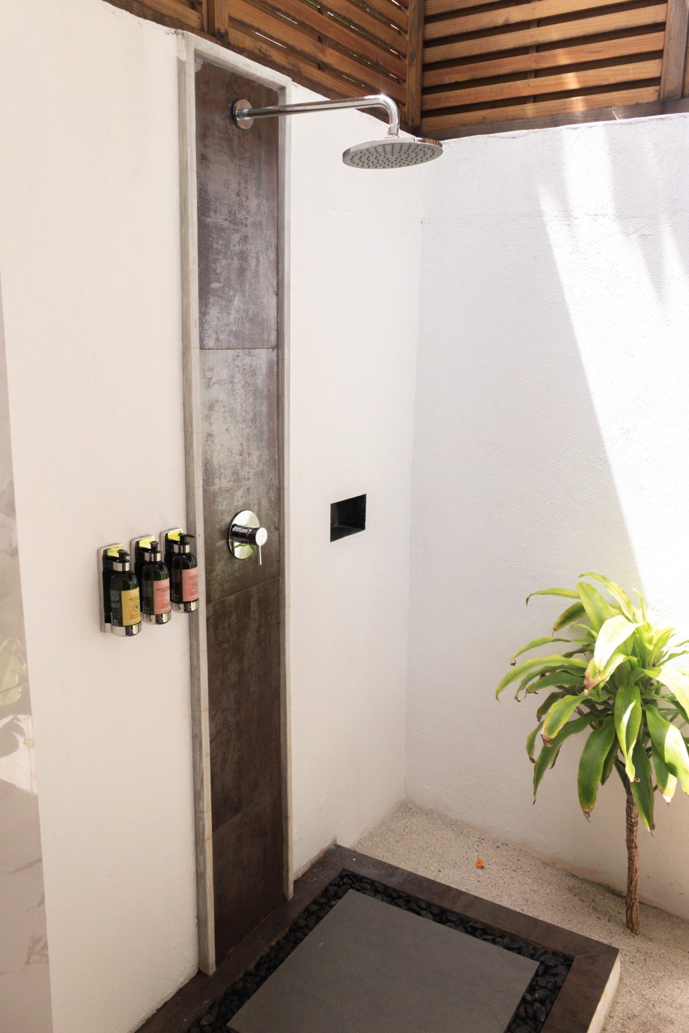 Photo of the outdoor shower at Velassaru