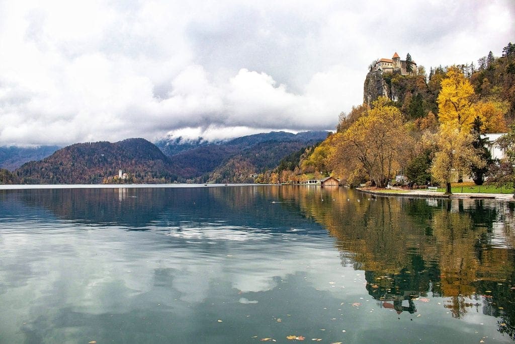 Photo of the lake with the church and castle in the frame