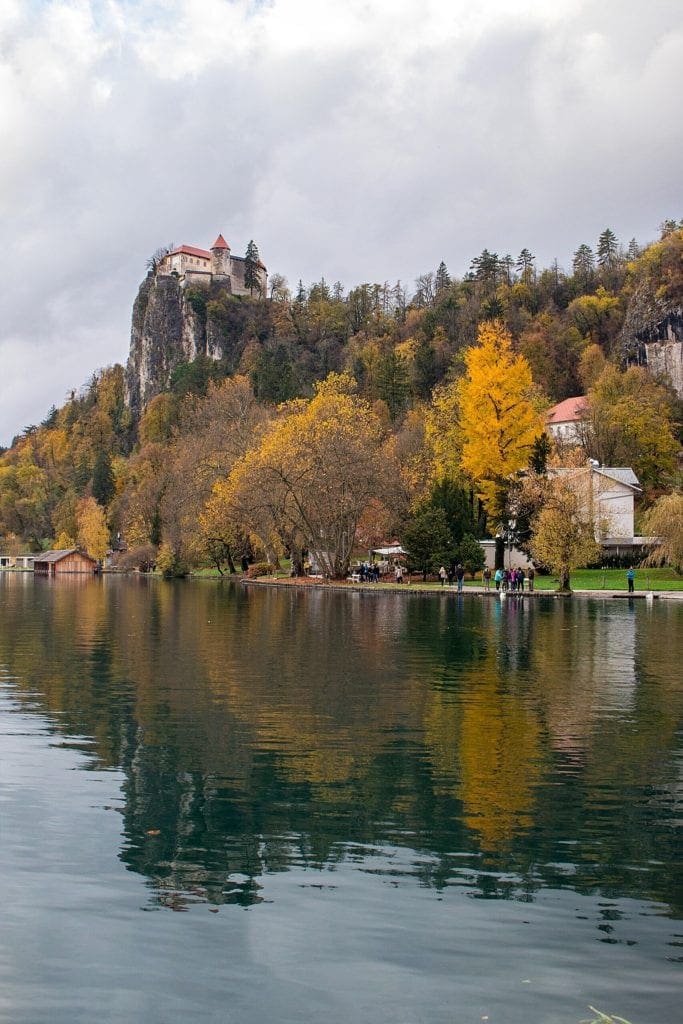 Photo of the lake with the castle in the back